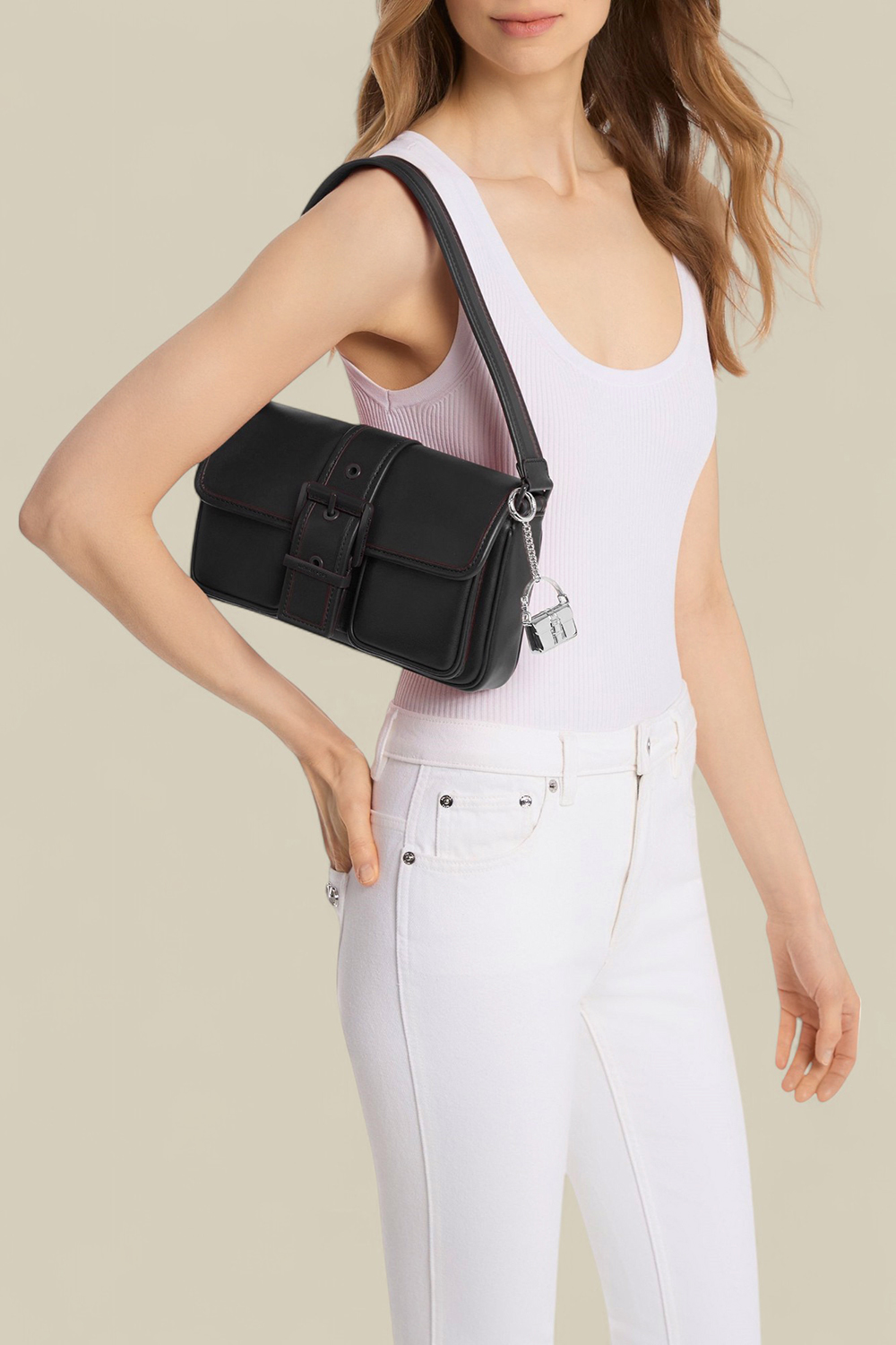 תמונת כל הלוק של תיק כתף קולבי מדיום